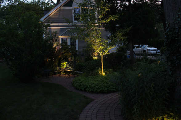 backyard-walkway-midwest-lightscapes-landscape-lighting-home-outdoor-lighting-services